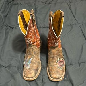 “Ink’d” Tin Haul Women’s boots. Distressed brown western boots. Size 8 1/2